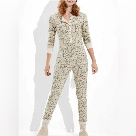 AMERICAN EAGLE Holiday Christmas Onesie Jumpsuit Pajama SZ L NWT - Picture 1 of 6